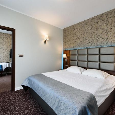 Hotel Nowy Dwor Trzebnica Kültér fotó
