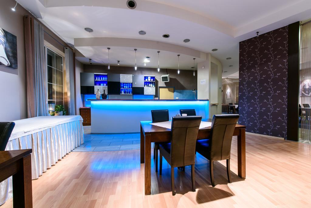 Hotel Nowy Dwor Trzebnica Kültér fotó