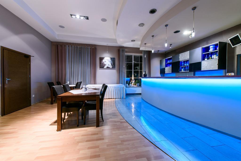 Hotel Nowy Dwor Trzebnica Kültér fotó