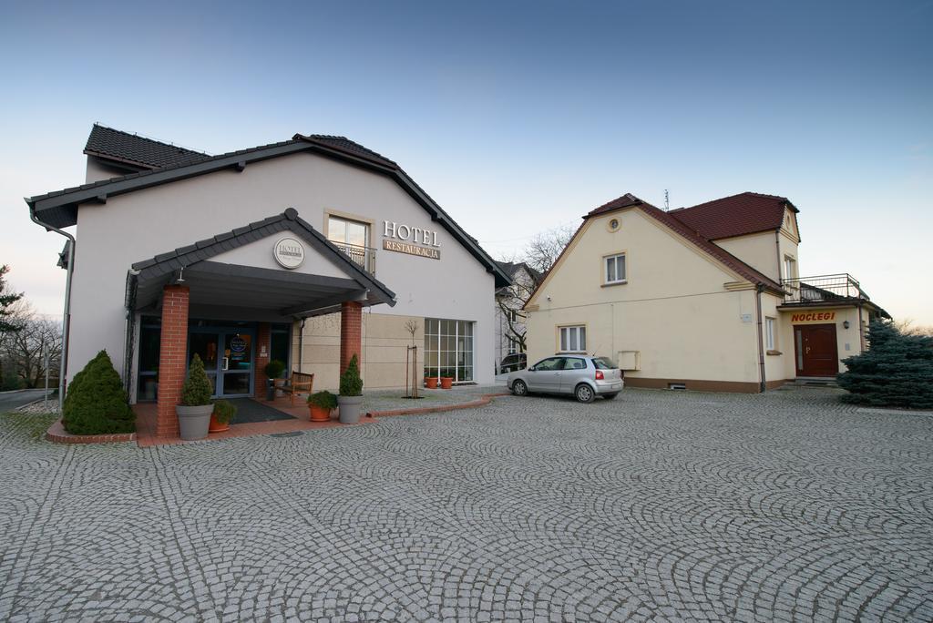 Hotel Nowy Dwor Trzebnica Kültér fotó