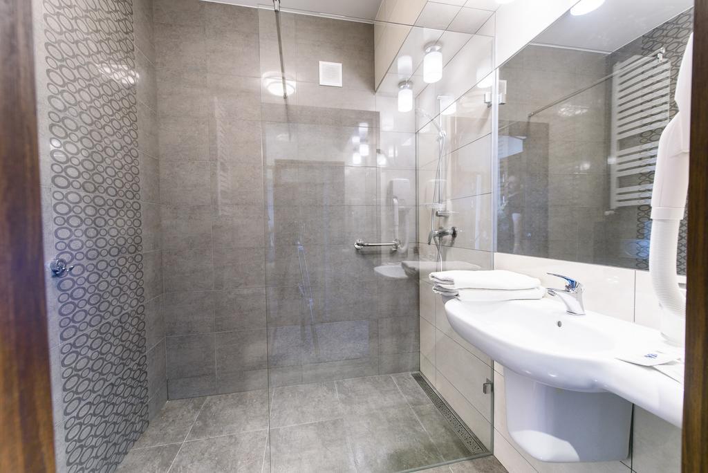 Hotel Nowy Dwor Trzebnica Kültér fotó