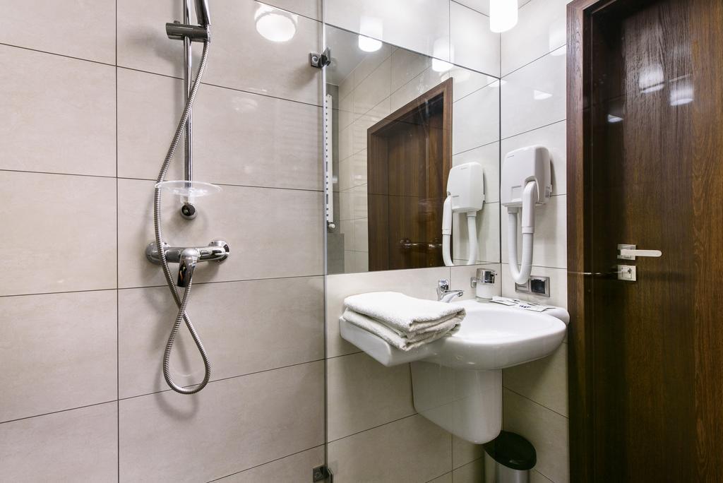 Hotel Nowy Dwor Trzebnica Kültér fotó