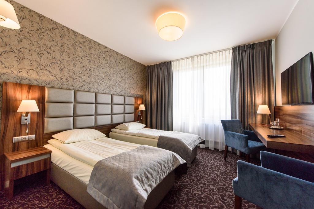 Hotel Nowy Dwor Trzebnica Kültér fotó
