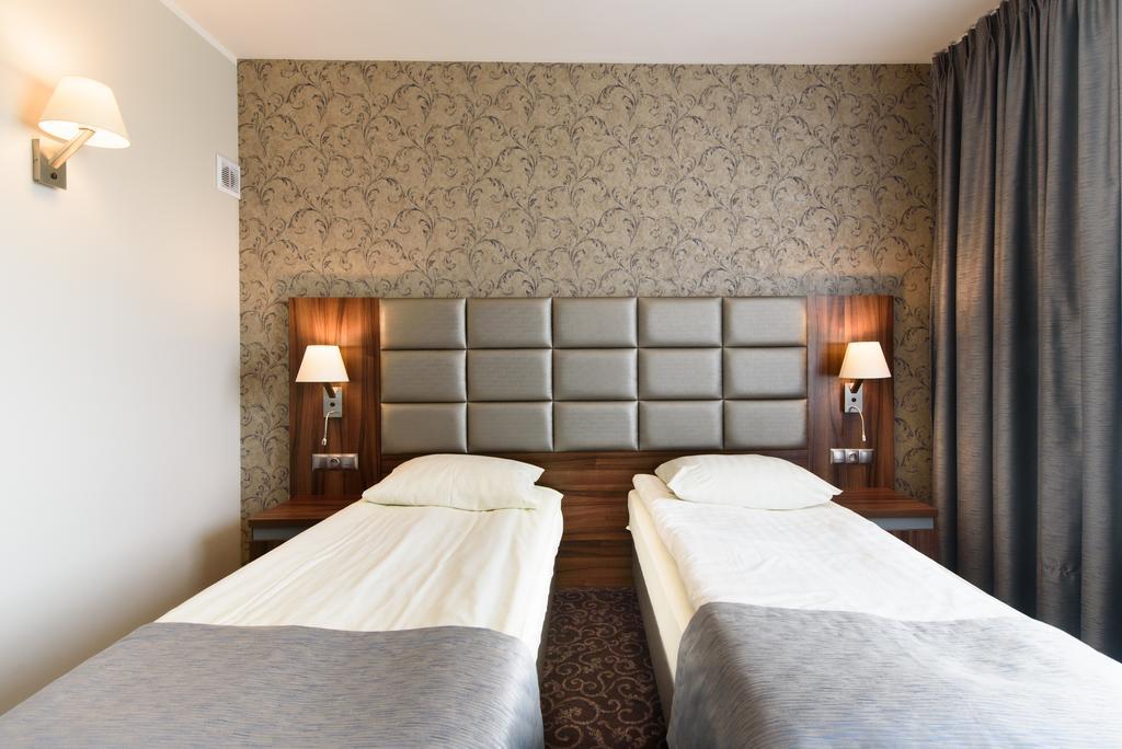 Hotel Nowy Dwor Trzebnica Kültér fotó