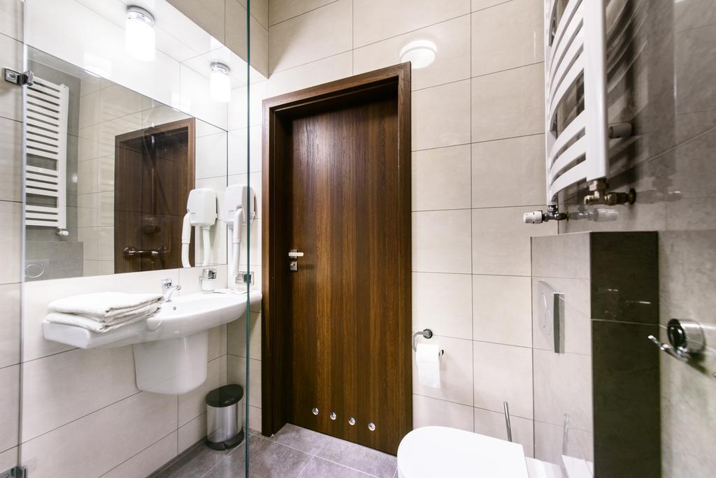 Hotel Nowy Dwor Trzebnica Kültér fotó