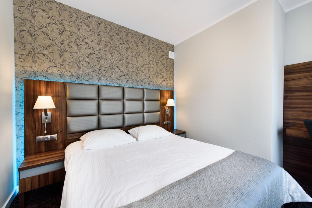 Hotel Nowy Dwor Trzebnica Kültér fotó