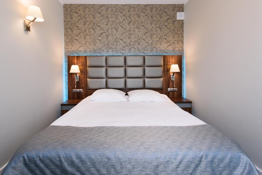 Hotel Nowy Dwor Trzebnica Kültér fotó