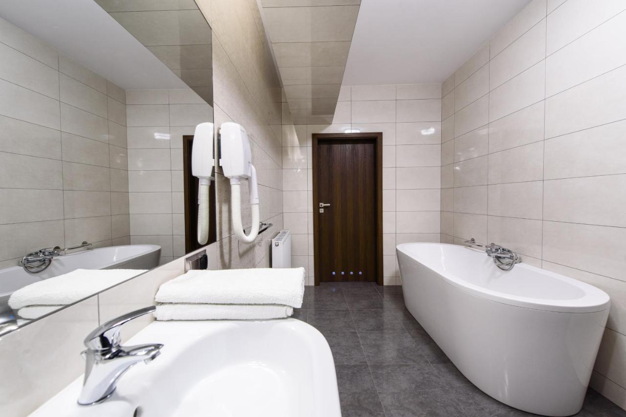 Hotel Nowy Dwor Trzebnica Kültér fotó