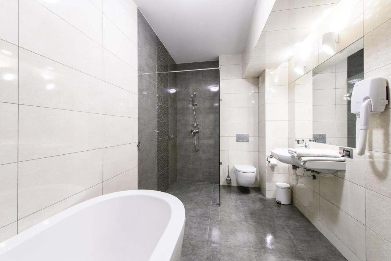 Hotel Nowy Dwor Trzebnica Kültér fotó