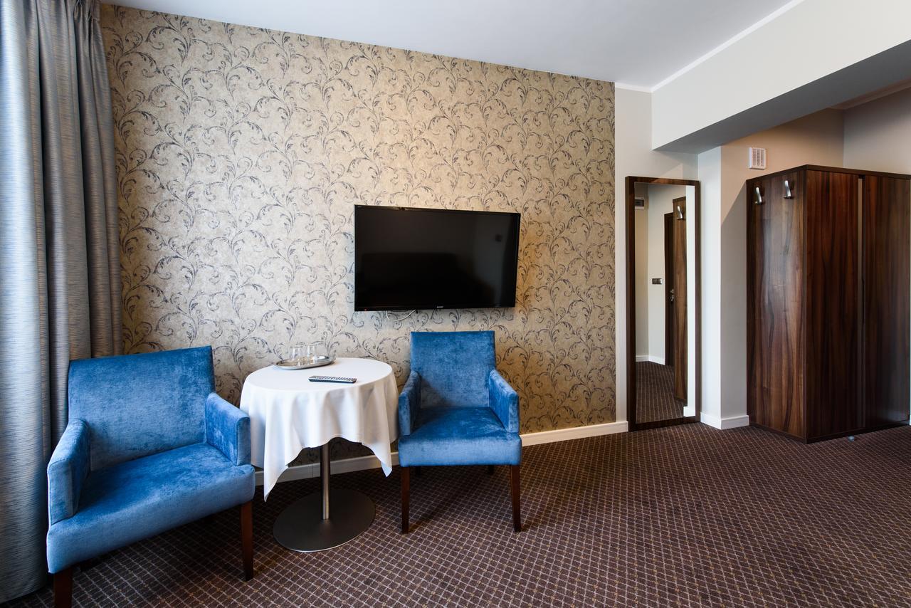 Hotel Nowy Dwor Trzebnica Kültér fotó