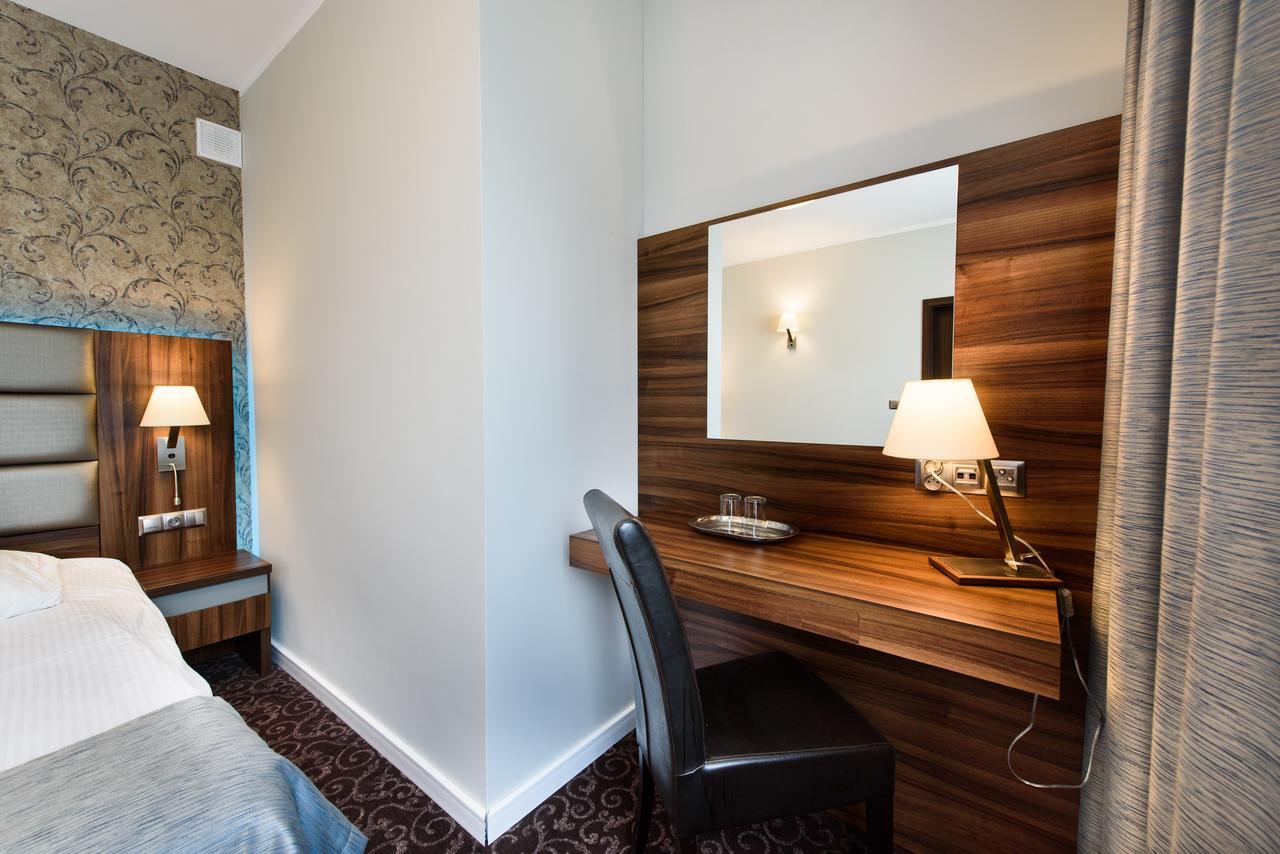 Hotel Nowy Dwor Trzebnica Kültér fotó