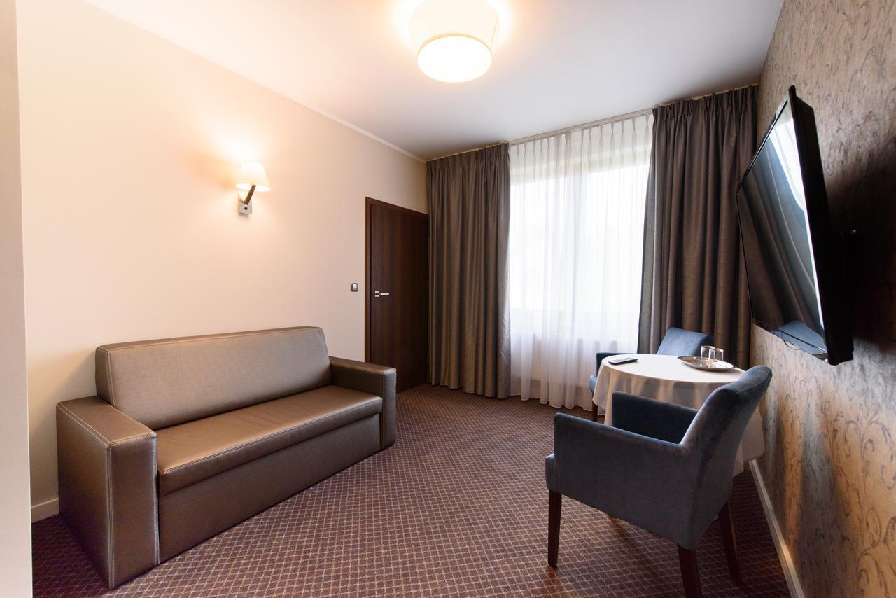 Hotel Nowy Dwor Trzebnica Kültér fotó