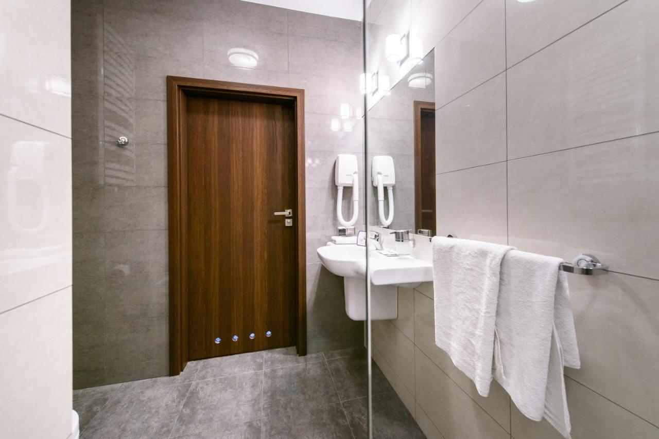 Hotel Nowy Dwor Trzebnica Kültér fotó