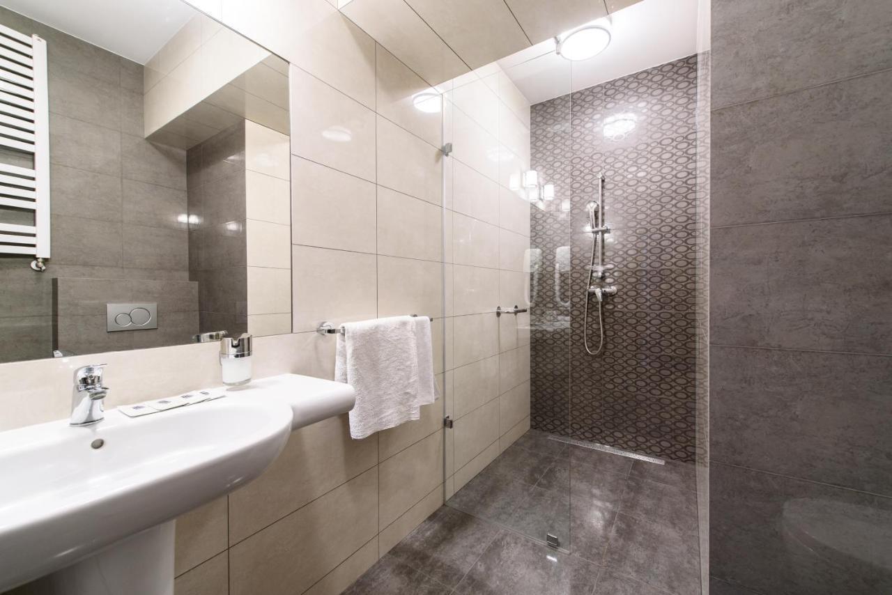 Hotel Nowy Dwor Trzebnica Kültér fotó