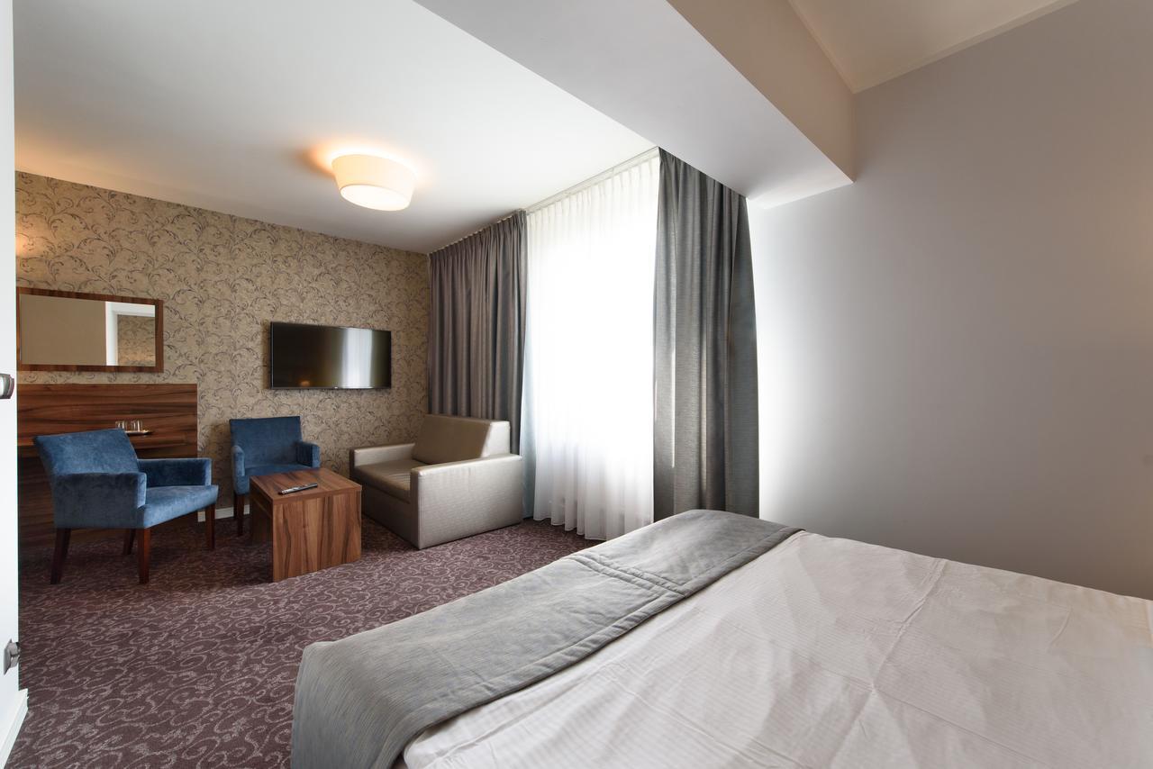 Hotel Nowy Dwor Trzebnica Kültér fotó